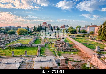 Die archäologische Stätte des Kerameikos, der Friedhof des antiken Athen, Griechenland. Die orthodoxe Kirche der Heiligen dreifaltigkeit steht im Hintergrund. Stockfoto