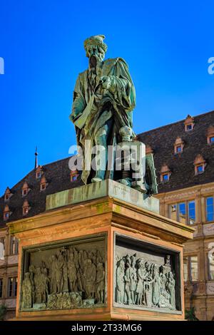 1839 Statue von Johannes Gutenberg, Erfinder des Buchdrucks auf dem Gutenberg-Platz im historischen Zentrum von Straßburg, Elsass Frankreich Stockfoto