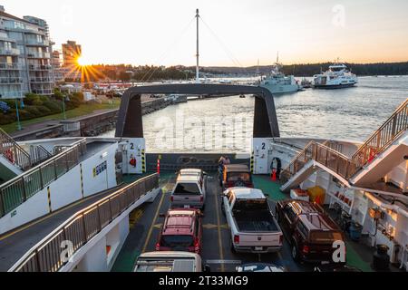 Autos parkten auf einer British Columbia Ferry (Insel Kwigwis) im Hafen von Nanaimo, Nanaimo, BC, Kanada Stockfoto