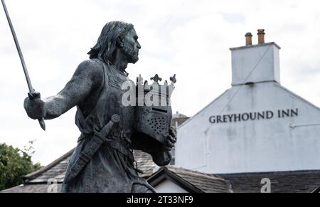 Statue von Edward dem Ersten neben dem Greyhound Inn in Burgh by Sands, Cumbria, entlang des Hadrian's Wall Path Stockfoto