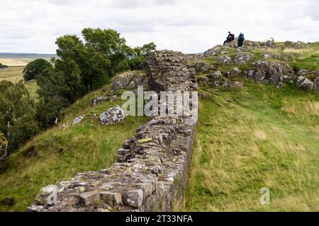 Wanderer an der Hadrian's Wall bei Walltown Crags in der Nähe von Greenhead, Northumberland, Großbritannien Stockfoto