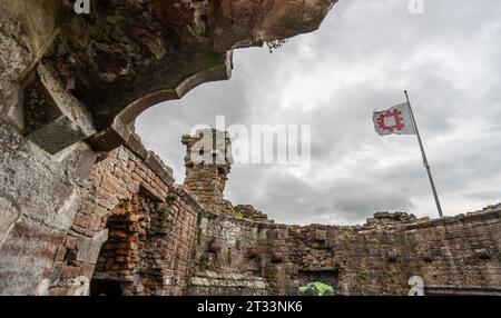 Englisches Kulturerbe auf dem Dach des Donjons in Brougham Castle, in der Nähe von Penrith, Cumbria, Großbritannien Stockfoto