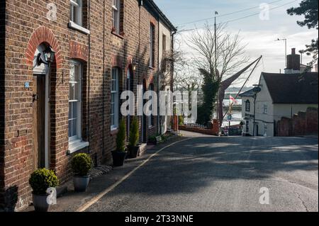 MALDON, ESSEX, Großbritannien - 10. APRIL 2010: Blick entlang der Church Street in Richtung Hythe Quay Stockfoto