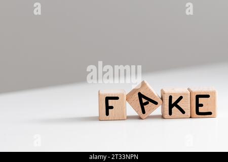 Schwarz gefälschte Schriftzug Holzklötze isoliert auf weißem Stockfoto