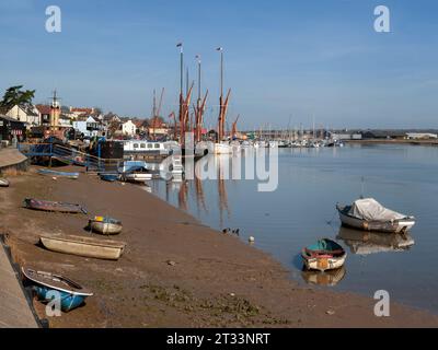 MALDON, ESSEX, Großbritannien - 10. APRIL 2010: Blick auf den Fluss Chelmer an der Blackwater Mündung mit Thames Barges, die am Hythe Quay vor Anker gebracht werden Stockfoto