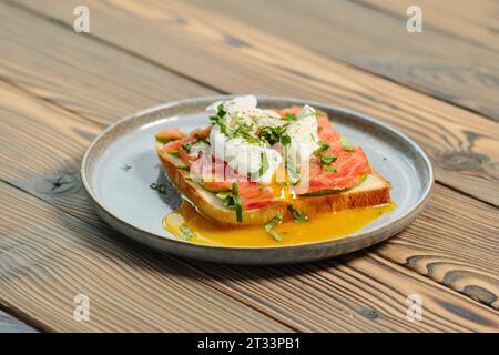 Benedikt-Sandwich mit Lachs und pochiertem Ei auf einem Teller Stockfoto