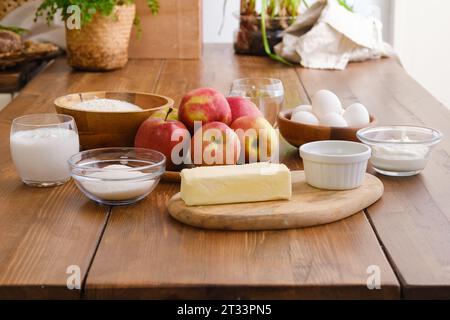 Zutaten für Apfelpfannkuchen auf einem Tisch Stockfoto