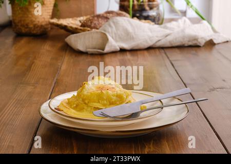 Portion frittierte süße Apfelpfannkuchen auf einem Teller Stockfoto