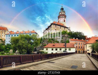 Regenbogen über Cesky Krumlov Burg von der Brücke, Tschechien - niemand Stockfoto