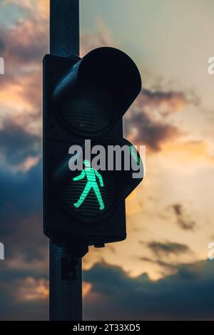Die Fußgängerampel leuchtet grün, selektiv Stockfoto