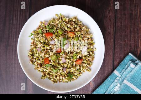 Gekeimte Moong-Bohnen. Proteinreicher Salat. Gesunde Snacks. Linsensalat Mit Keimlingen. Gemischt mit Zwiebeln, Tomaten, grünem Chili und Koriander. Stockfoto