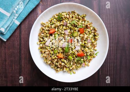 Gekeimte Moong-Bohnen. Proteinreicher Salat. Gesunde Snacks. Linsensalat Mit Keimlingen. Gemischt mit Zwiebeln, Tomaten, grünem Chili und Koriander. Stockfoto