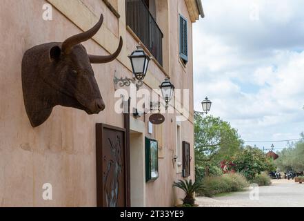 Felanitx, Spanien; 6. oktober 2023: Son Menut Agrotourismus und Reitschule in der mallorquinischen Stadt Felanitx, Spanien. Metallskulptur eines Stierkopfes Stockfoto