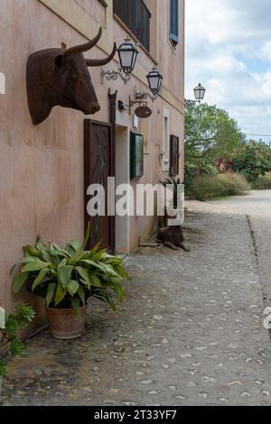 Felanitx, Spanien; 6. oktober 2023: Son Menut Agrotourismus und Reitschule in der mallorquinischen Stadt Felanitx, Spanien. Metallskulptur eines Stierkopfes Stockfoto