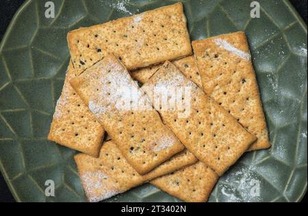 Süße Energieriegel mit Apfel und Zimt auf blaugrauem Hintergrund. Draufsicht Stockfoto