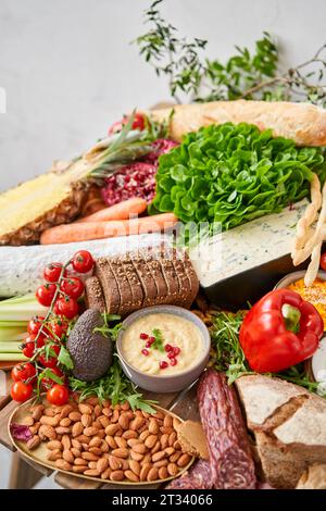 Tisch voller mediterraner Vorspeisen, Tapas oder Antipasto. Auswahl an italienischen Speisen. Köstlicher Snack auf einer Party oder Picknick. Bankett im italienischen Stil Stockfoto
