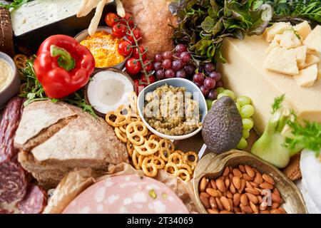 Tisch voller mediterraner Vorspeisen, Tapas oder Antipasto. Auswahl an italienischen Speisen. Köstlicher Snack auf einer Party oder Picknick. Bankett im italienischen Stil Stockfoto
