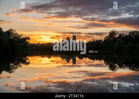 Sonnenuntergang über Ely, Cambridgeshire Stockfoto
