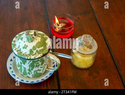 Cangkir, Teko Blirik, eine klassische Emaille-Teekanne, Trinkwasserkocher aus Indonesien. Stockfoto