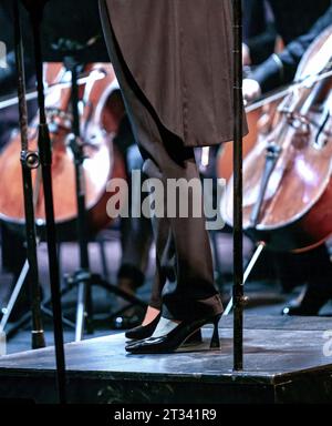 Bild einer Dirigentin, die Symphonieorchester leitet Stockfoto