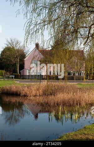 DANBURY, ESSEX, Großbritannien - 10. APRIL 2010: Blick auf das hübsche Dorfgrün und den Ententeich im Frühling Stockfoto