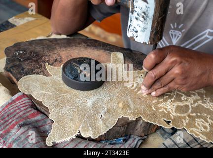 Der Prozess der Herstellung von Wayang Kulit, einer Schattenpuppe, einer traditionellen Kunst aus Java, Indonesien. Stockfoto