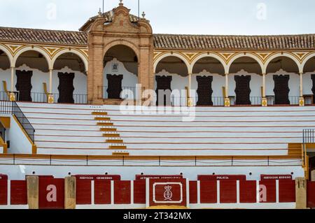 ANTEQUERA, SPANIEN - 17. SEPTEMBER 2023: Stierkampfarena oder plaza de toros Gebäude in Antequera, Spanien am 17. September 2023 Stockfoto