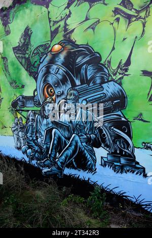 Mensch und Maschine Mensch und Maschine, 11.10.2023, Friedrichshain, Revaler Straße, Berlin, auf einem Graffiti befinden sich Menschen in der Hand von Maschinen. *** Mensch und Maschine Mensch und Maschine, 11 10 2023, Friedrichshain, Revaler Straße, Berlin, auf einem Graffiti befinden sich Menschen in den Händen von Maschinen Credit: Imago/Alamy Live News Stockfoto