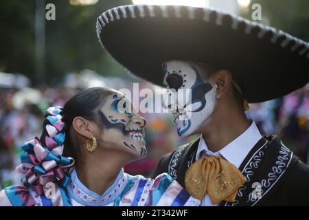 Mexiko-Stadt, Mexiko. Oktober 2023. Menschen mit Gesichtsschminke nehmen am 22. Oktober 2023 an der Catrinas Parade 2023 in Mexiko-Stadt Teil. Quelle: Francisco Canedo/Xinhua/Alamy Live News Stockfoto