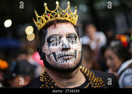 Mexiko-Stadt, Mexiko. Oktober 2023. Ein Mann mit Gesichtsschminke nimmt am 22. Oktober 2023 an der Catrinas Parade 2023 in Mexico City, der Hauptstadt Mexikos, Teil. Quelle: Francisco Canedo/Xinhua/Alamy Live News Stockfoto