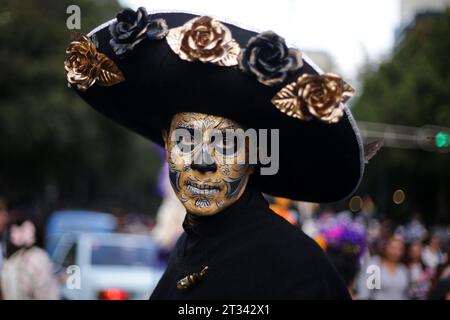 Mexiko-Stadt, Mexiko. Oktober 2023. Ein Mann mit Gesichtsschminke nimmt am 22. Oktober 2023 an der Catrinas Parade 2023 in Mexico City, der Hauptstadt Mexikos, Teil. Quelle: Francisco Canedo/Xinhua/Alamy Live News Stockfoto