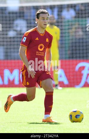 Rom, Latium. Oktober 2023. Edoardo Bove von AS Roma während des Spiels der Serie A zwischen Roma und Monza im Olympiastadion, Italien, 22. Oktober 2023. AllShotLive/SIPA USA Credit: SIPA USA/Alamy Live News Stockfoto