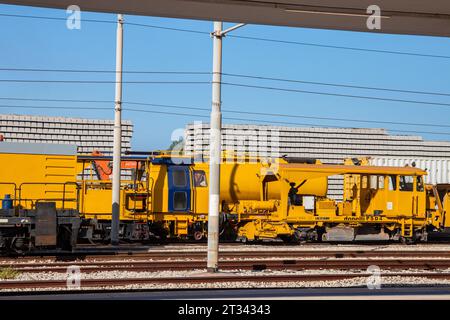 MILAZZO, SIZILIEN, Italien - 03. Oktober 2023. Die donelli PSD4 ist eine Ballastausgleichmaschine. Sie eignet sich für den Einsatz als Nachlauflokomotive. Stockfoto