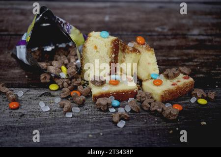 In Scheiben geschnittener ​​chocolate-Kuchen mit Keksen Stockfoto