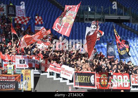 Rom, Latium. Oktober 2023. Monza-Fans während des Spiels der Serie A zwischen Roma und Monza im Olympiastadion, Italien, 22. Oktober 2023. AllShotLive/SIPA USA Credit: SIPA USA/Alamy Live News Stockfoto