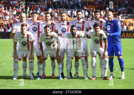 Rom, Latium. Oktober 2023. Monzas Startup während des Spiels der Serie A zwischen Roma und Monza im Olympiastadion, Italien, 22. Oktober 2023. AllShotLive/SIPA USA Credit: SIPA USA/Alamy Live News Stockfoto