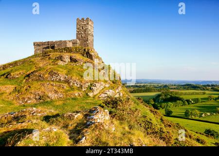Brent Tor Kirche, die Kirche St. Michael de Rupe, mit Blick auf einen perfekten Frühlingsabend. Sie wurde aus Basallava hergestellt und 1130 gegründet. Stockfoto