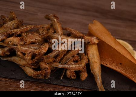 FRITTIERTE MEERESFRÜCHTE, REZEPT FÜR FISCH, GEROCHEN UND GEBRATENE PITA, ZITRONE Stockfoto