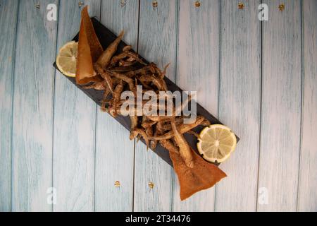 FRITTIERTE MEERESFRÜCHTE, REZEPT FÜR FISCH, GEROCHEN UND GEBRATENE PITA, ZITRONE Stockfoto