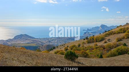 Panoramablick auf das Sudak-Tal vom Hang des Ai-Georg Berges, Sudak, Krim, Russland. Stockfoto