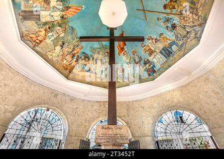 Magellan's Cross, Cebu, Philippinen, enthält das ursprüngliche Holzkreuz, das von den Entdeckern der ersten spanischen Weltumrundungsreise Magellan gepflanzt wurde Stockfoto