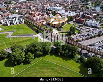 Luftaufnahme der Drohne von Worcester mit Hive, Worcester Public Records Office & Library und Eisenbahnviadukt sowie Ende der Rennstrecke im August 2023 Stockfoto