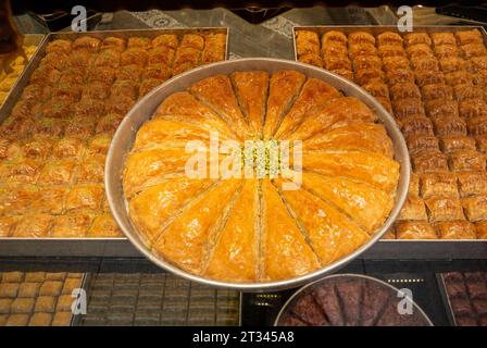 Eine Vielzahl von Baklava in einer türkischen Bäckerei. Stockfoto