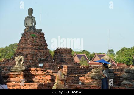 Ayutthaya, Thailand. Oktober 2023. Touristen werden im Ayutthaya Historical Park in Ayutthaya, Thailand, am 22. Oktober 2023 gesehen. Ayutthaya liegt im Zentrum Thailands und wurde um 1350 gegründet und ist die berühmte antike Hauptstadt Thailands. 1991 wurde die antike Stadt Ayutthaya zum UNESCO-Weltkulturerbe mit einem Schutzgebiet von 289 Hektar erklärt. Quelle: Rachen Sageamsak/Xinhua/Alamy Live News Stockfoto