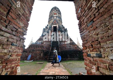 Ayutthaya, Thailand. Oktober 2023. Ein Tourist ist im Ayutthaya Historical Park in Ayutthaya, Thailand, am 22. Oktober 2023 zu sehen. Ayutthaya liegt im Zentrum Thailands und wurde um 1350 gegründet und ist die berühmte antike Hauptstadt Thailands. 1991 wurde die antike Stadt Ayutthaya zum UNESCO-Weltkulturerbe mit einem Schutzgebiet von 289 Hektar erklärt. Quelle: Rachen Sageamsak/Xinhua/Alamy Live News Stockfoto