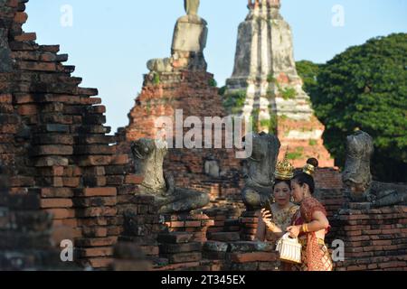 Ayutthaya, Thailand. Oktober 2023. Touristen werden im Ayutthaya Historical Park in Ayutthaya, Thailand, am 22. Oktober 2023 gesehen. Ayutthaya liegt im Zentrum Thailands und wurde um 1350 gegründet und ist die berühmte antike Hauptstadt Thailands. 1991 wurde die antike Stadt Ayutthaya zum UNESCO-Weltkulturerbe mit einem Schutzgebiet von 289 Hektar erklärt. Quelle: Rachen Sageamsak/Xinhua/Alamy Live News Stockfoto