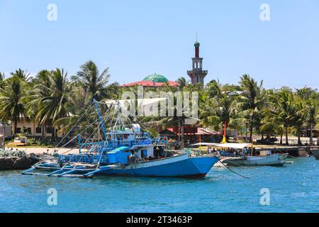 Hagnayah Masjid (muslimische Moschee) und traditionelle Fischerboote in bangka an der Küste von Punta, Hagnaya, Cebu Island, Visayas Region, Philippinen Stockfoto