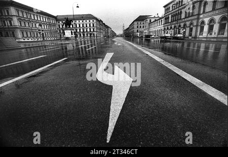 Deutschland vor 50 Jahren: Sonntagsfahrverbot, autofreier Sonntag, Ölkrise 1973: Fahrverbot durch Energiesicherungsgesetz an vier Sonntagen vom 25. November bis zum 16. Dezember 1973. Auslöser der Ölkrise war der Jom-Kippur-Krieg von Israel und Saudi Arabien, bei dem die arabischen Öl-Förderländer die Öl-Produktion verringerten. München, Ludwigstraße, Odeonsplatz *** Ortsunterschrift *** 73-3-32 *** Deutschland vor 50 Jahren Sonntag Fahrverbot, autofreier Sonntag, Ölkrise 1973 Fahrverbot durch Energiespargesetz an vier Sonntagen vom 25. November bis 16. Dezember 1973 wurde die Ölkrise durch die Ölkrise ausgelöst Stockfoto