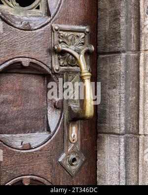 Antike architektonische Details an der Fassade eines mittelalterlichen Gebäudes Stockfoto