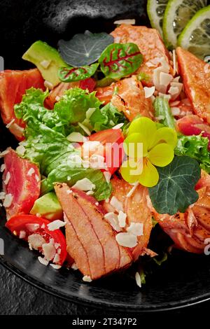 Gebratener Ahi-Thunfisch-Salat mit Salat, Tomaten, Avocado und asiatischem Dressing Stockfoto